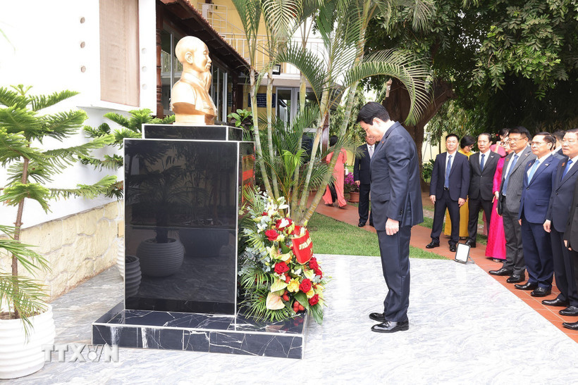 chu tich nuoc luong cuong tham dai su quan viet nam tai angola va dat hoa tuong niem bac ho 8196421 2.jpg