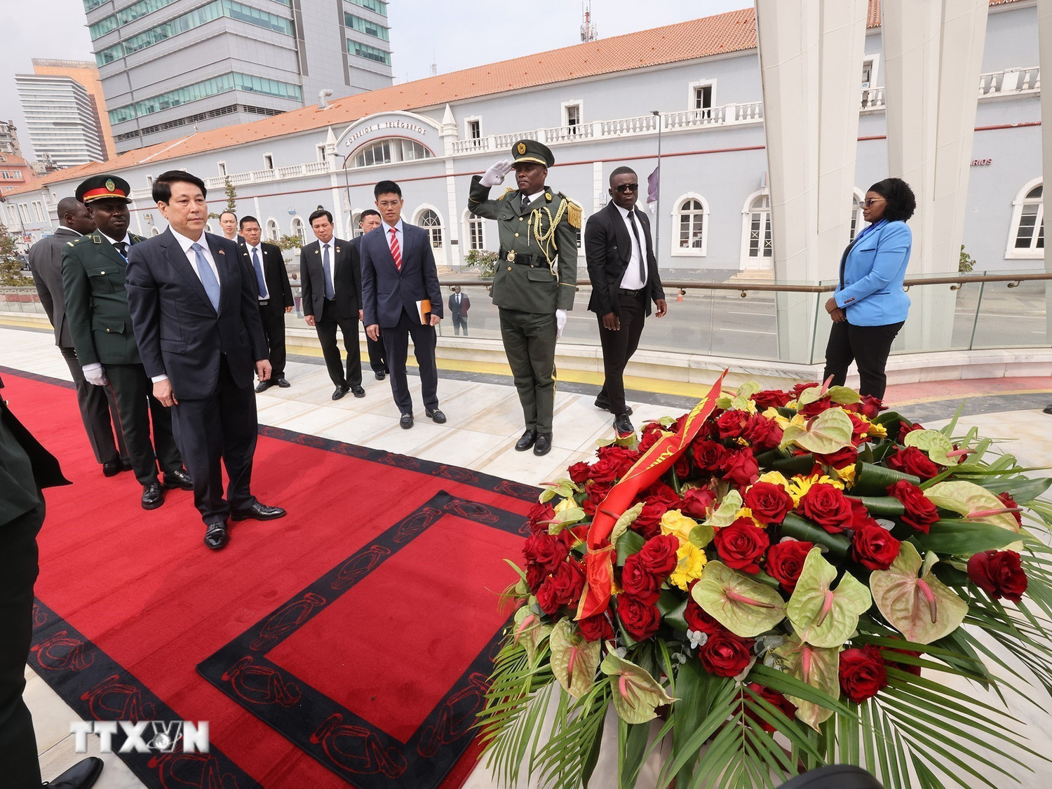 chu tich nuoc luong cuong tham dai su quan viet nam tai angola va dat hoa tuong niem bac ho 8196421 9.jpg