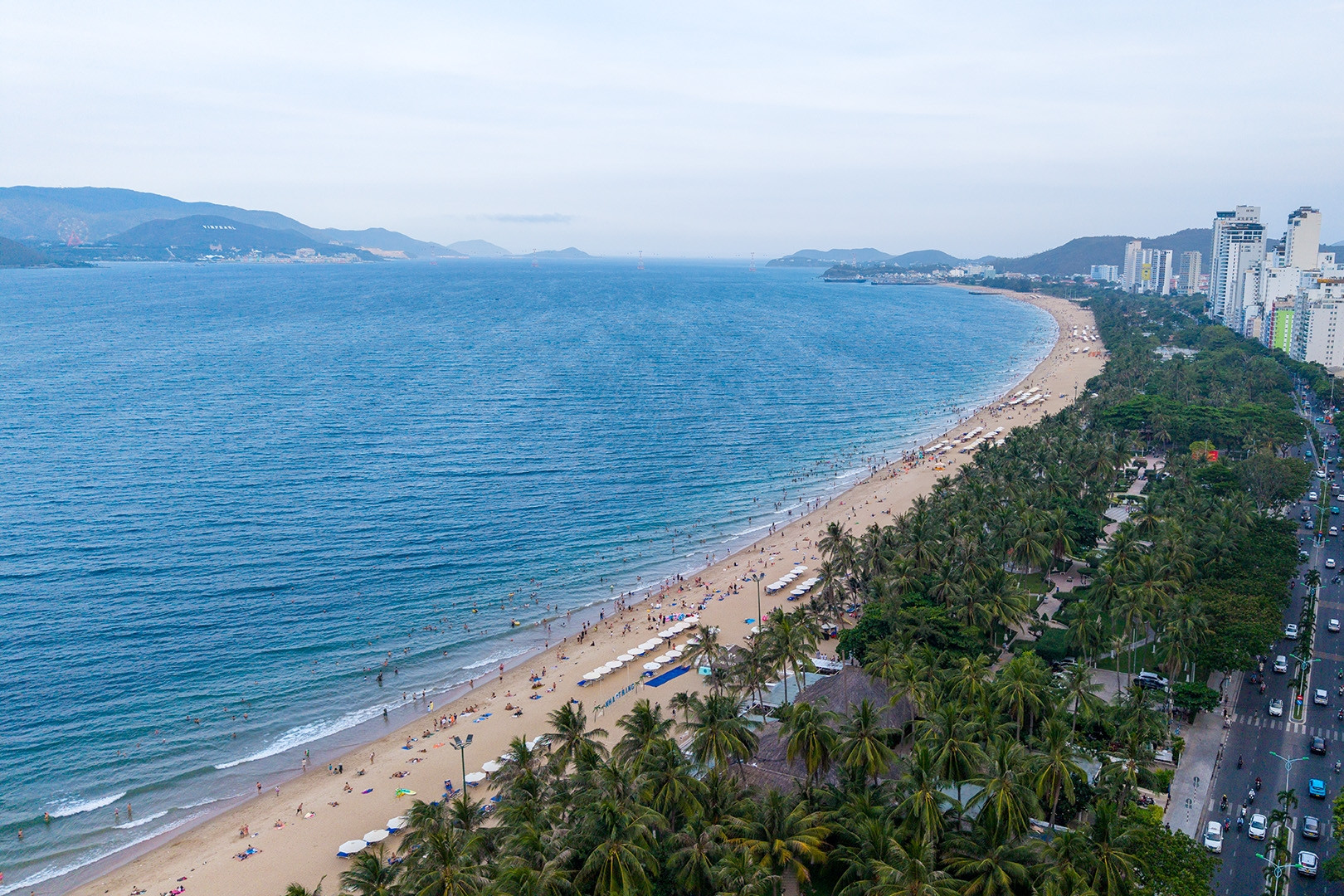 Diện mạo khác lạ của bãi biển Nha Trang sau khi dẹp loạt công trình chắn biển