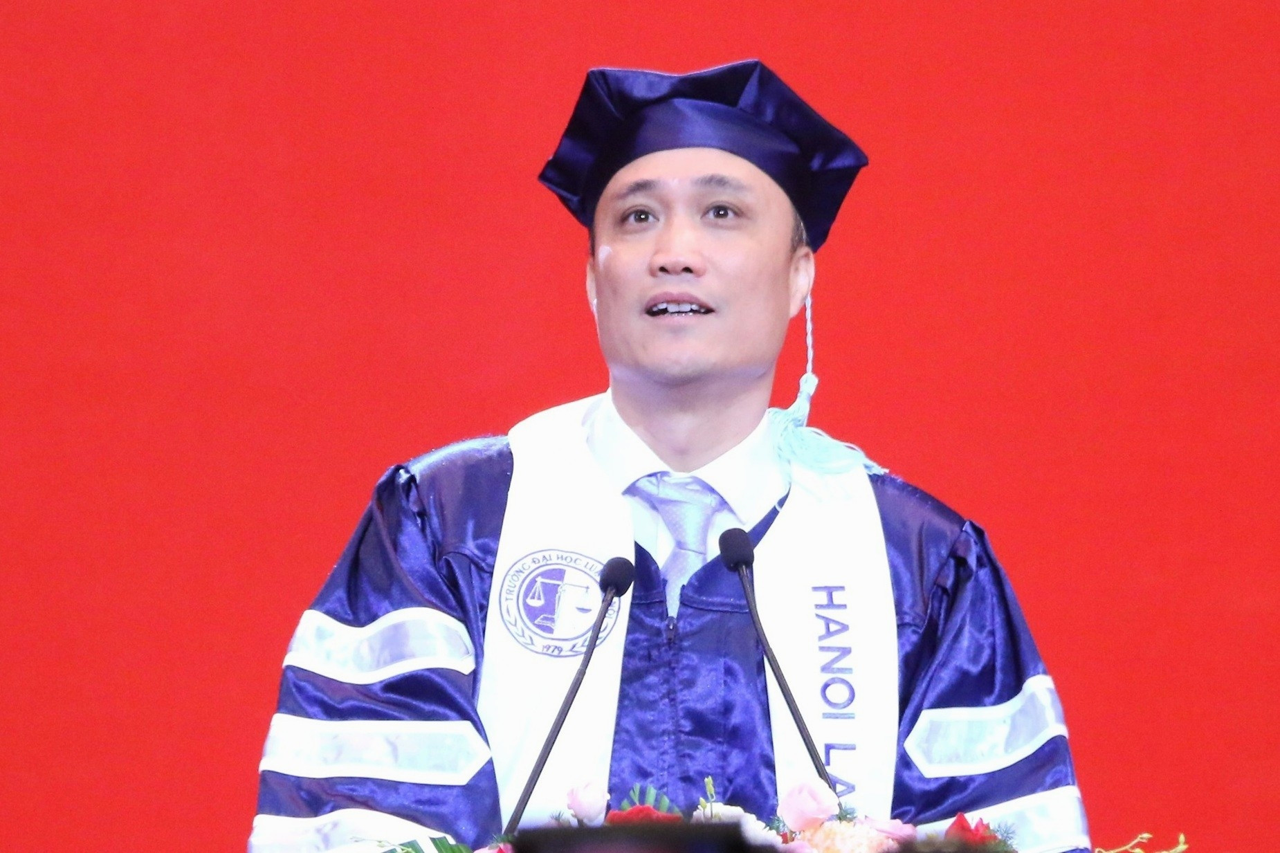 Hiệu trưởng nhắn nhủ tân cử nhân: ‘Thành công không phải là phải thật giàu’