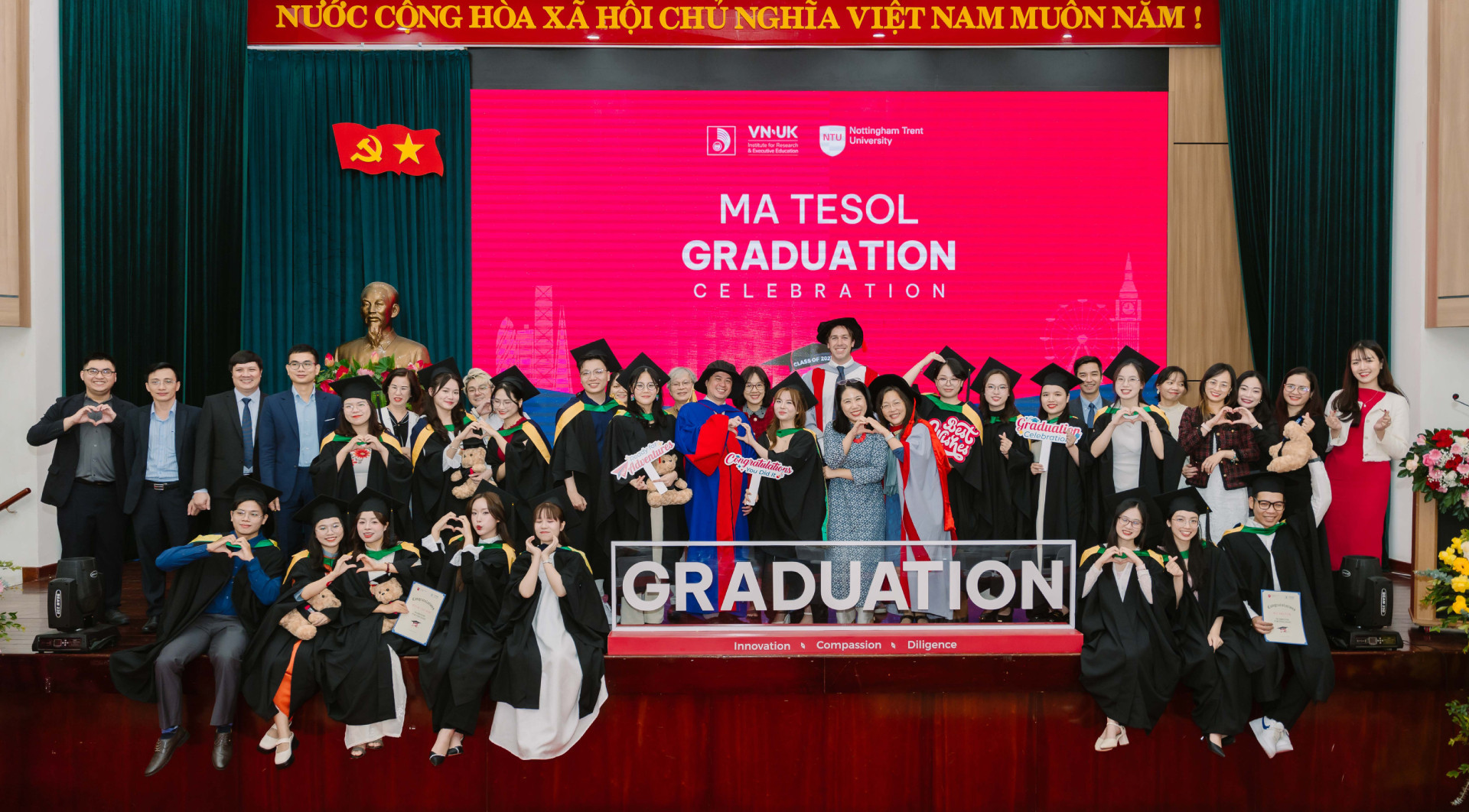 Hình 1_ Lễ trao bằng tốt nghiệp chương trình MA TESOL VNUK x NTU – Khóa 2023 (1).jpg