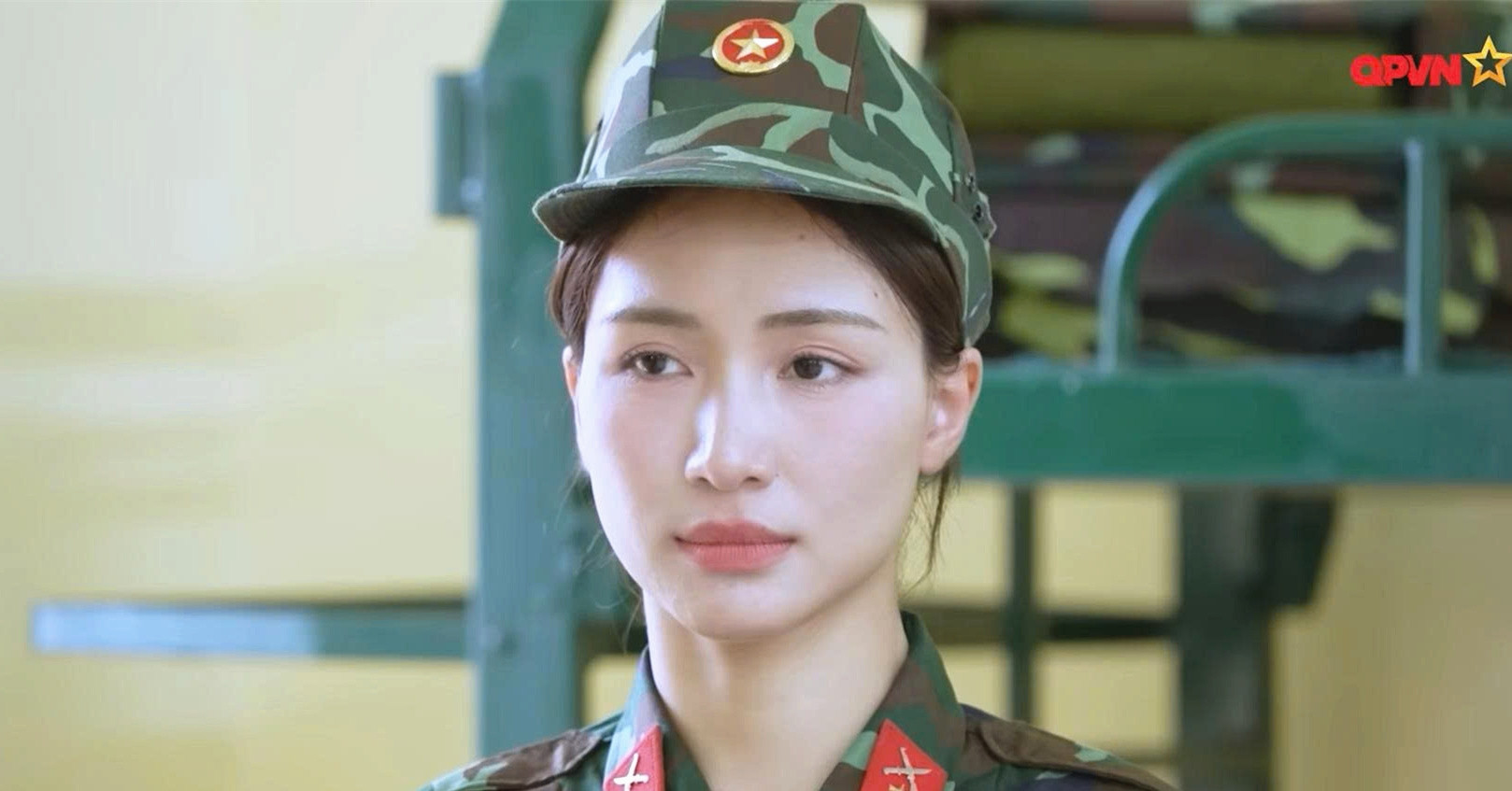 Hòa Minzy bị nhắc nhở và tịch thu kem dưỡng da,...