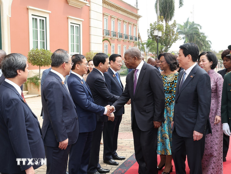 le don chu tich nuoc luong cuong tham cap nha nuoc cong hoa angola 8196530 6.jpg