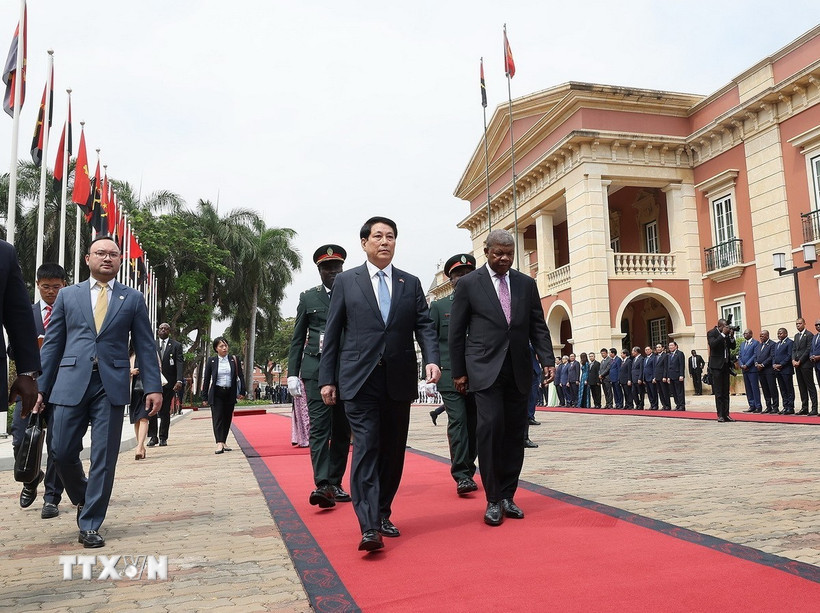 le don chu tich nuoc luong cuong tham cap nha nuoc cong hoa angola 8196533.jpg