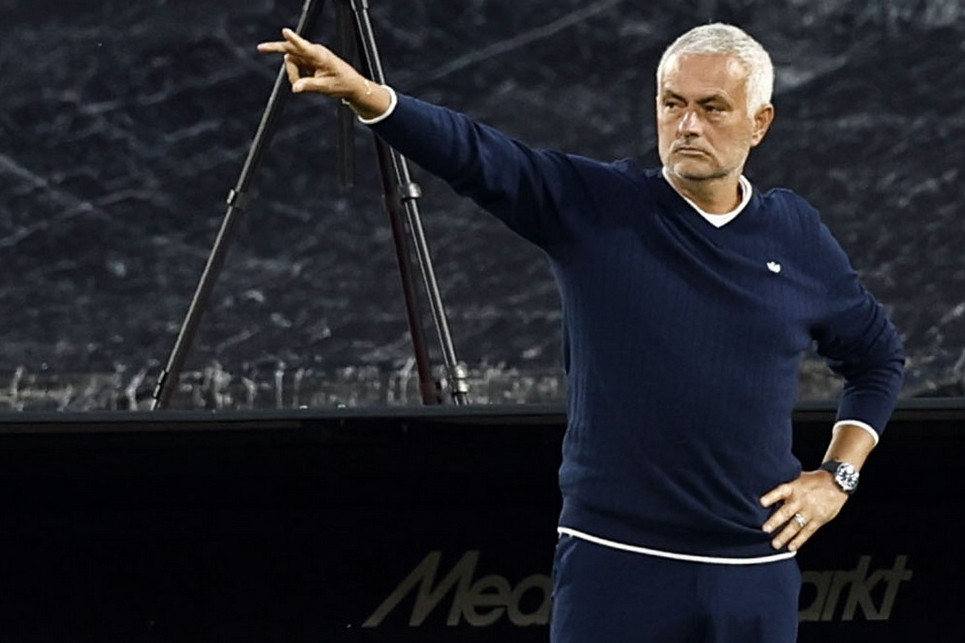 Mourinho thua đau Van Persie ở Cúp C1