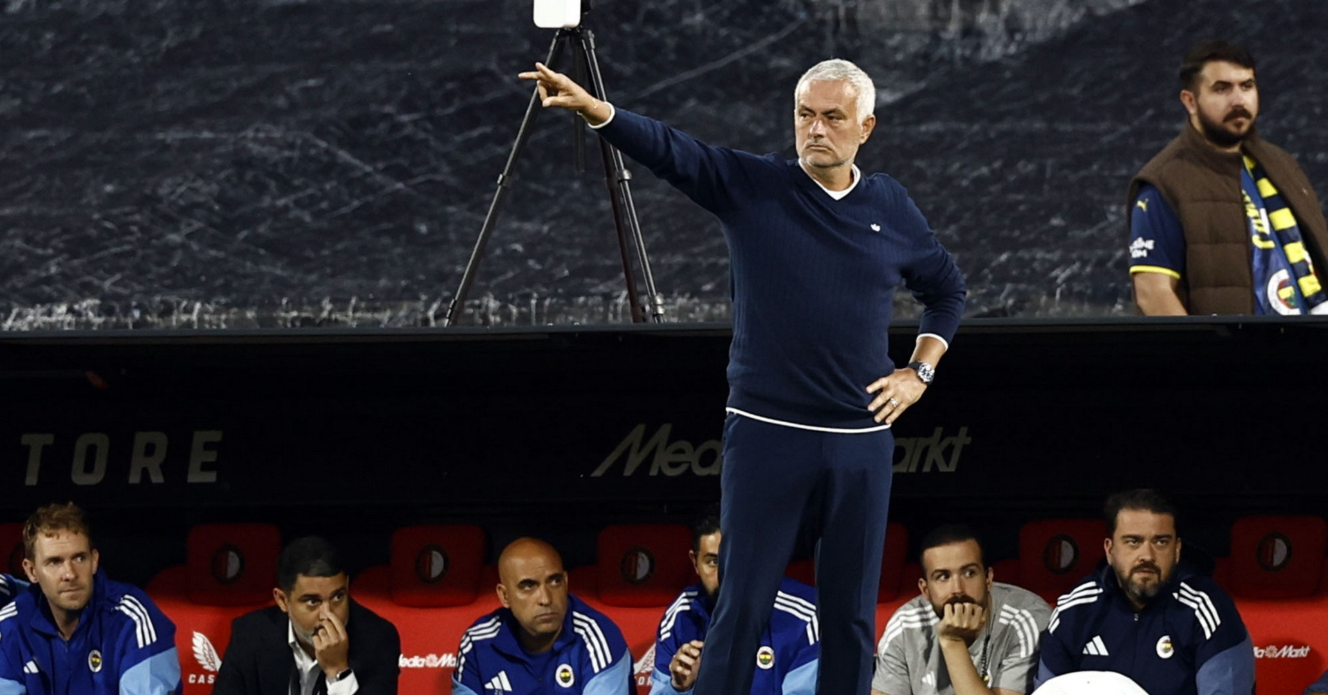 Mourinho thua đau Van Persie ở Cúp C1