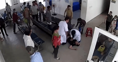 Nghẹt thở giây phút cứu nam thanh niên bất ngờ ngừng tim khi đang chờ khám bệnh