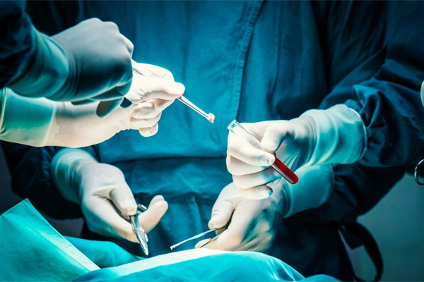 Người phụ nữ có hàng trăm viên sỏi mật dày đặc, bác sĩ khuyến cáo 3 điều