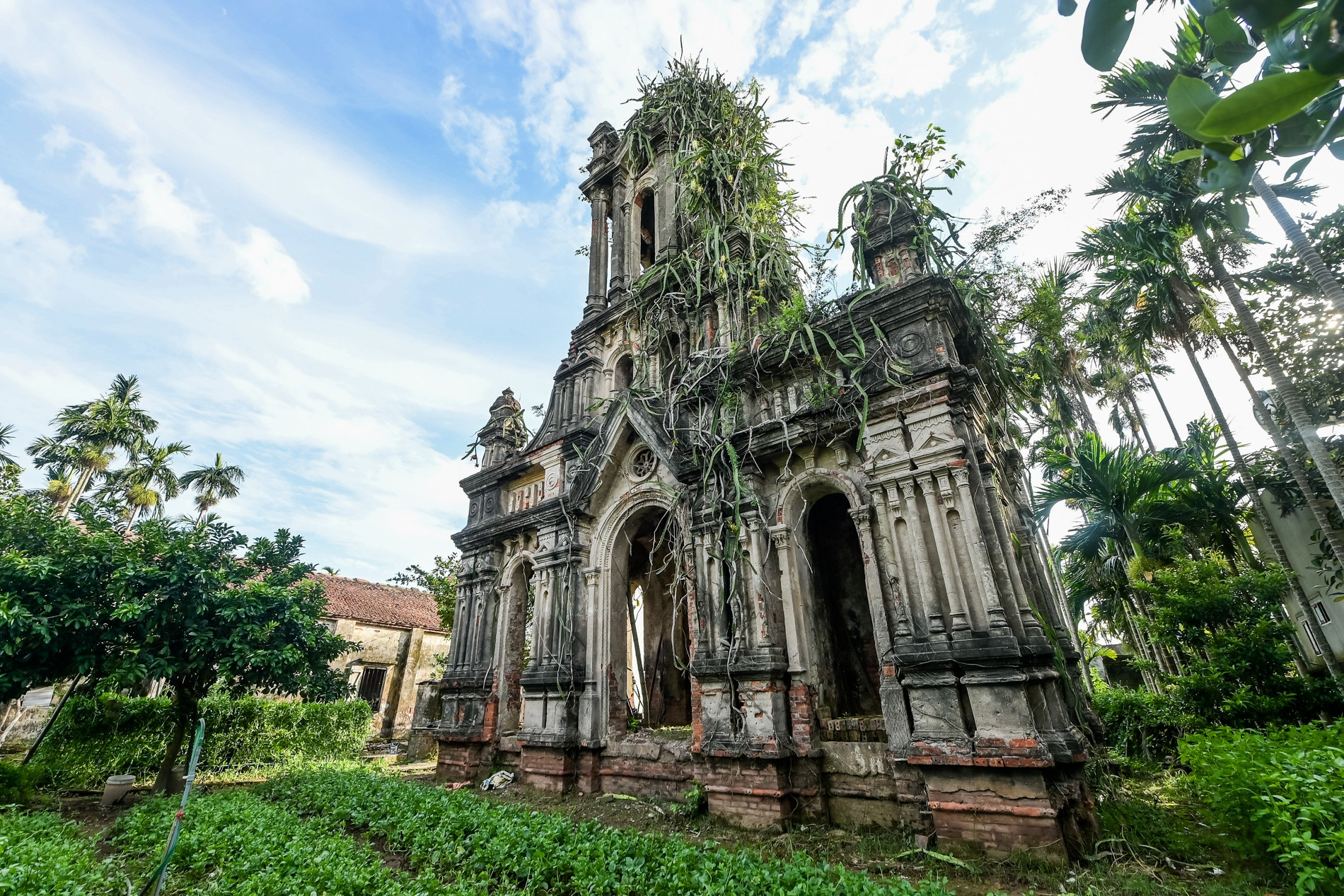 Nhà thờ bỏ hoang ở Ninh Bình được ví như 'lâu đài cổ tích', thu hút ánh nhìn