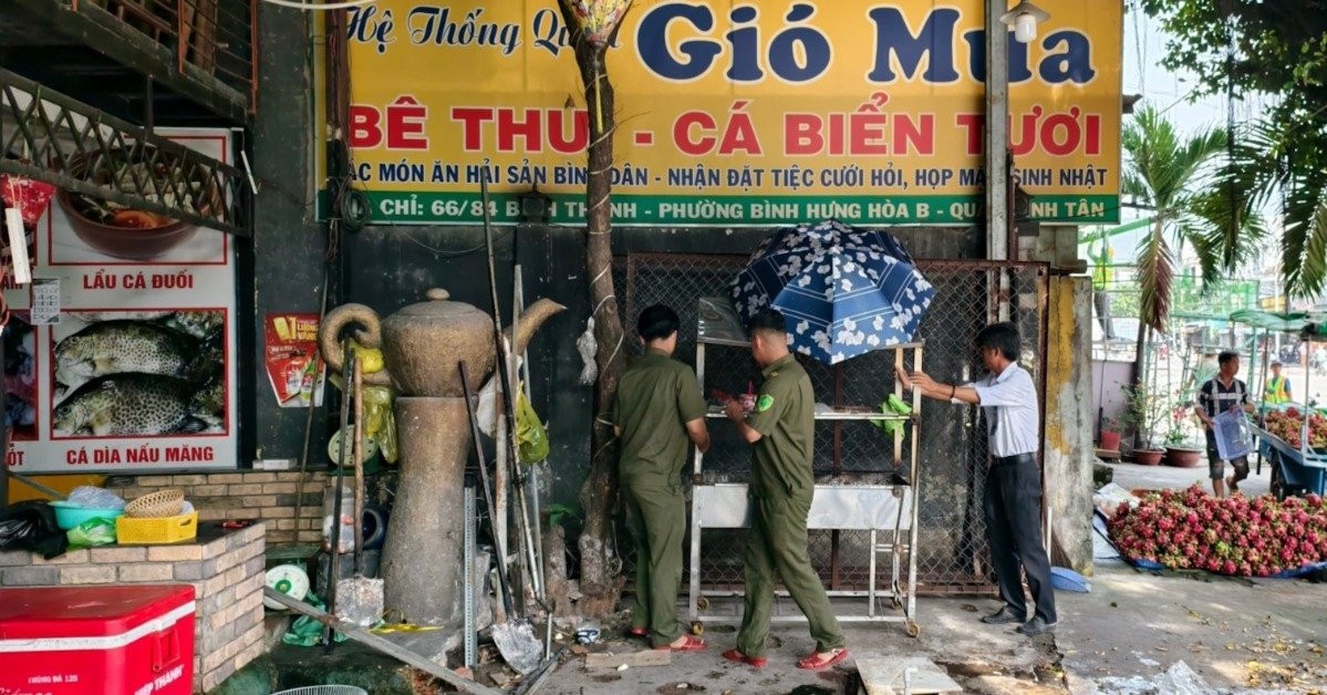 Phường đông dân ở TPHCM xử &amp;apos;rát&amp;apos; lấn chiếm vỉa hè, bất ngờ tháo dỡ 50 công trình