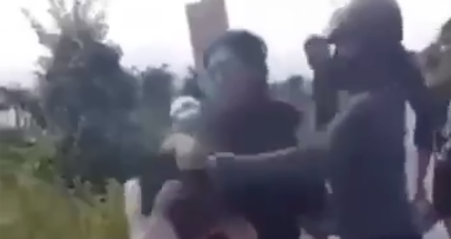 Thiếu nữ 14 tuổi bị nhóm người nghi là hàng xóm đánh dã man, sang nhà bắt gỡ clip