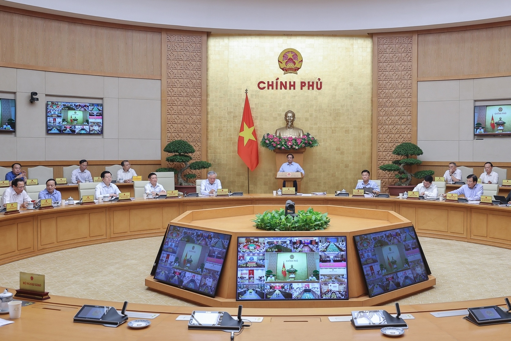 Thủ tướng: Quyết tâm đạt mục tiêu tăng trưởng GDP 8,3-8,5%