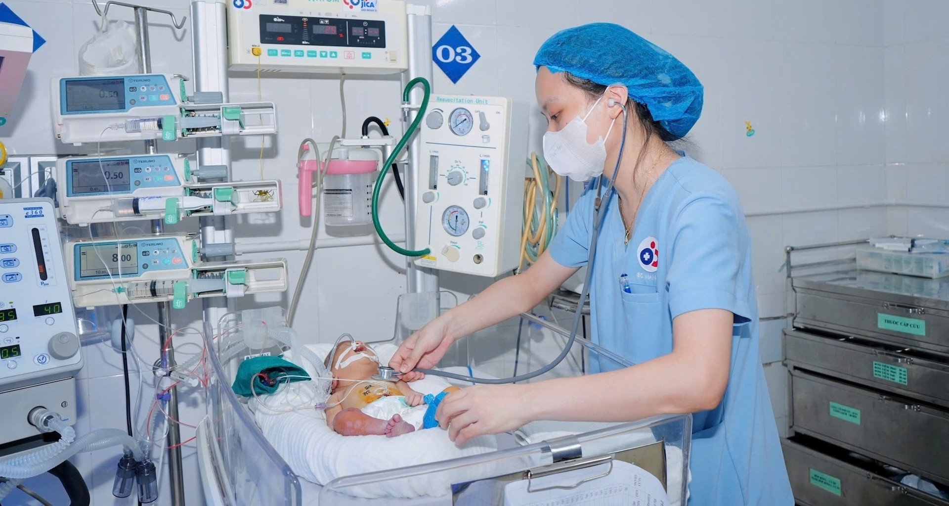 Vợ chồng Việt kiều đưa con 3 ngày tuổi mắc trọng bệnh về nước, kỳ tích xuất hiện