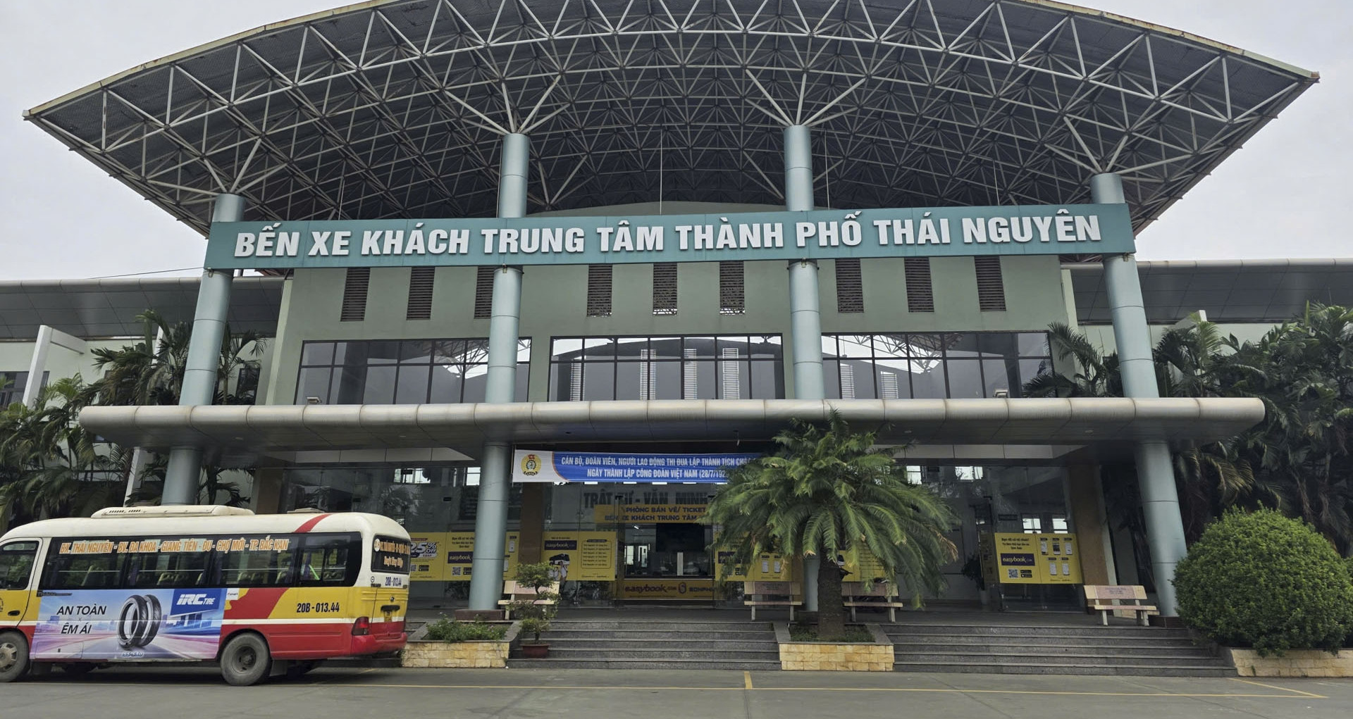 Vụ nhóm người chặn taxi, đuổi phụ nữ bế con ra ...
