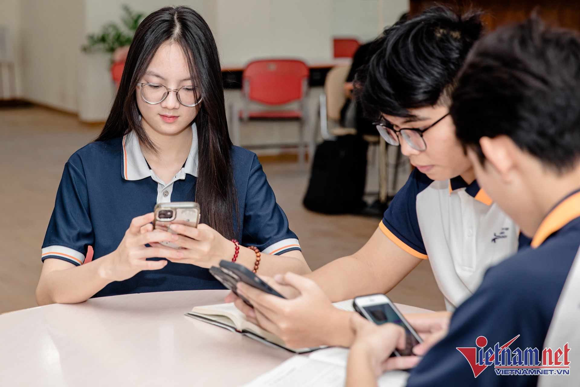 W-nguoi dung smartphone.jpg