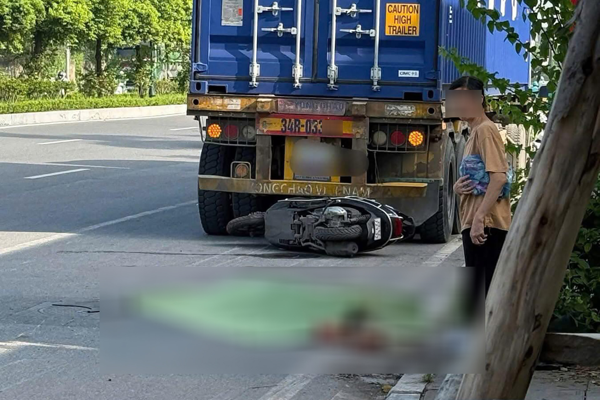 Người phụ nữ ở Hà Nội tử vong sau va chạm với xe đầu kéo đi lùi