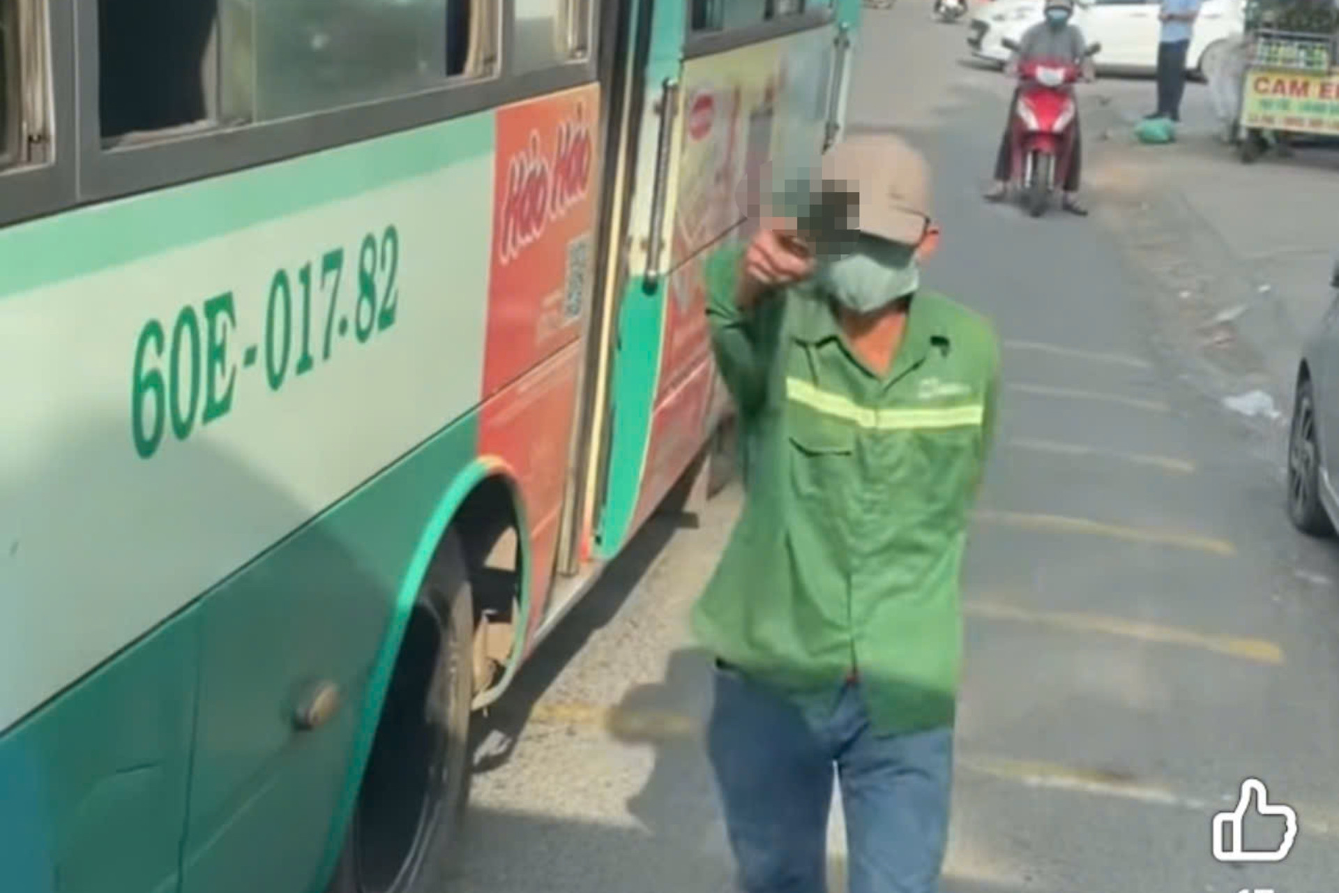 Bản tin cuối ngày 8/8: Người đàn ông xuống xe buýt, cầm dao chĩa vào tài xế ô tô