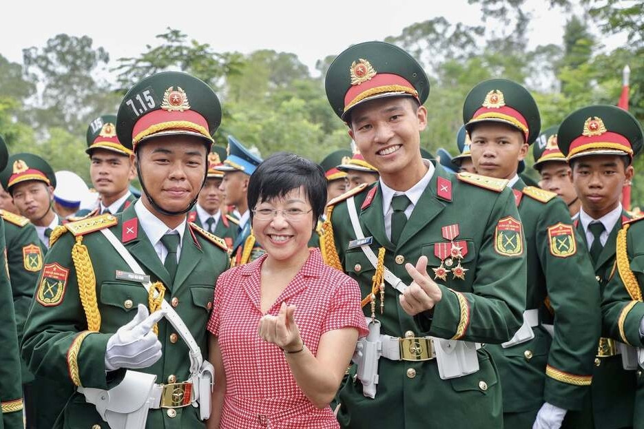 MC Thảo Vân xúc động khi gặp các chiến sĩ từ Sóc Trăng, Kiên Giang...