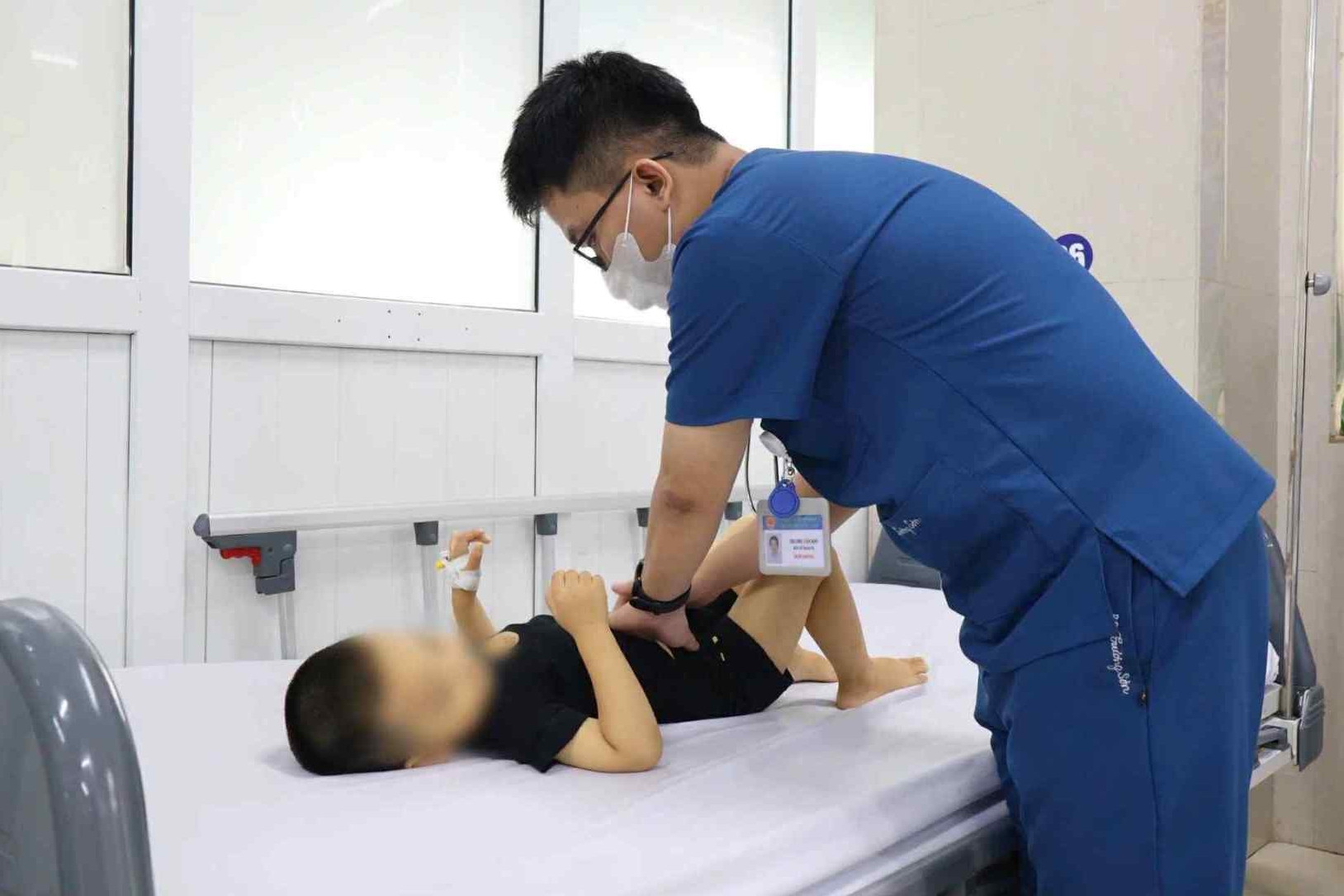 Bé 3 tuổi nhập viện cấp cứu, tan máu cấp sau khi ăn uống một loại lá