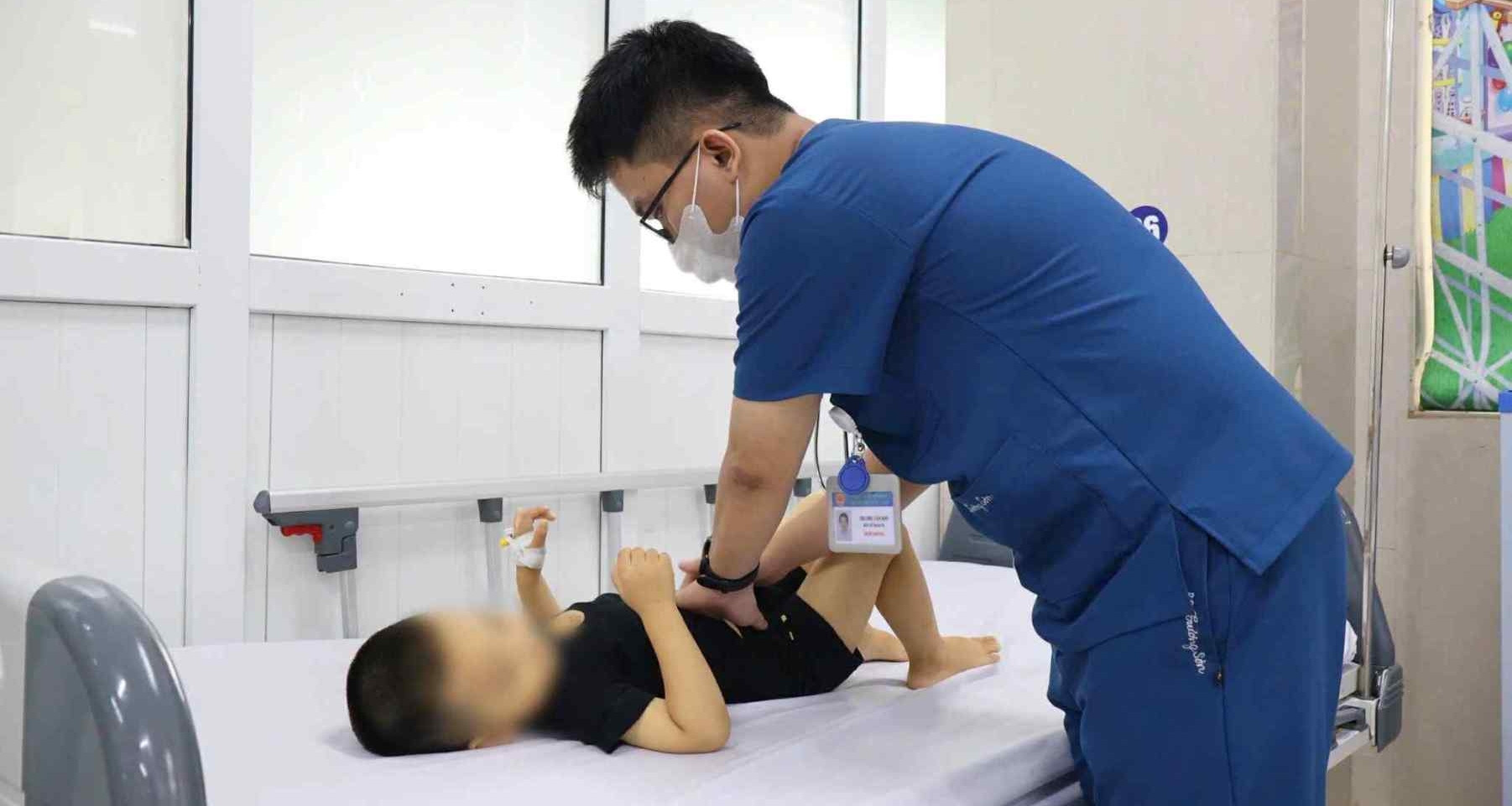 Bé 3 tuổi nhập viện cấp cứu, tan máu cấp sau khi ăn uống một loại lá