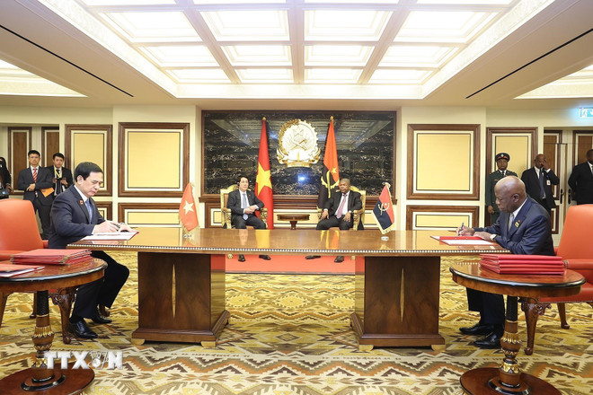 ttxvn-chu-tich-nuoc-luong-cuong-va-tong-thong-angola-chung-kien-le-ky-van-kien-hop-tac-giua-hai-nuoc-8196818-2.jpg