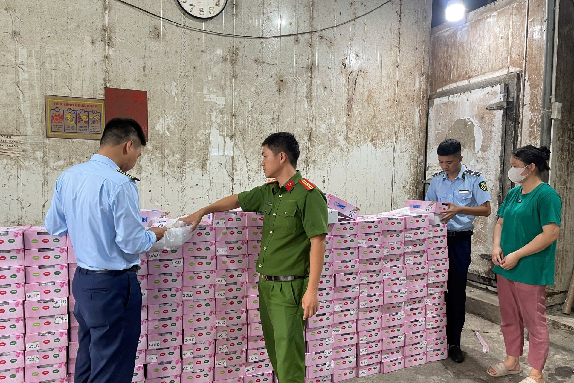 Hà Nội: Tạm giữ hơn 250kg trái cây nhập lậu tại phường Hồng Hà