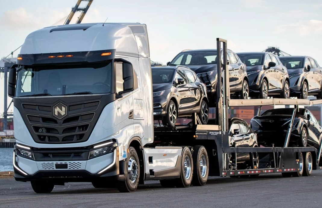 Hai tài xế xe tải bị phạt nặng, cấm lái xe vì không biết tiếng Anh