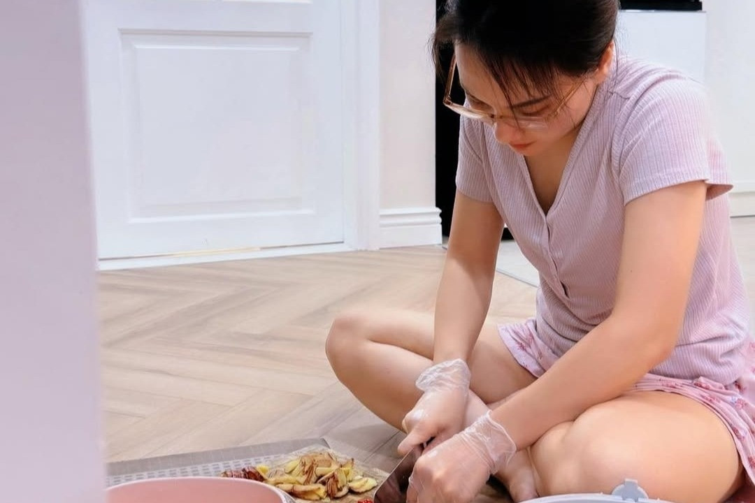 Hoa hậu Thanh Thuỷ sexy, Bảo Thanh khoe ảnh đời thường hiếm thấy