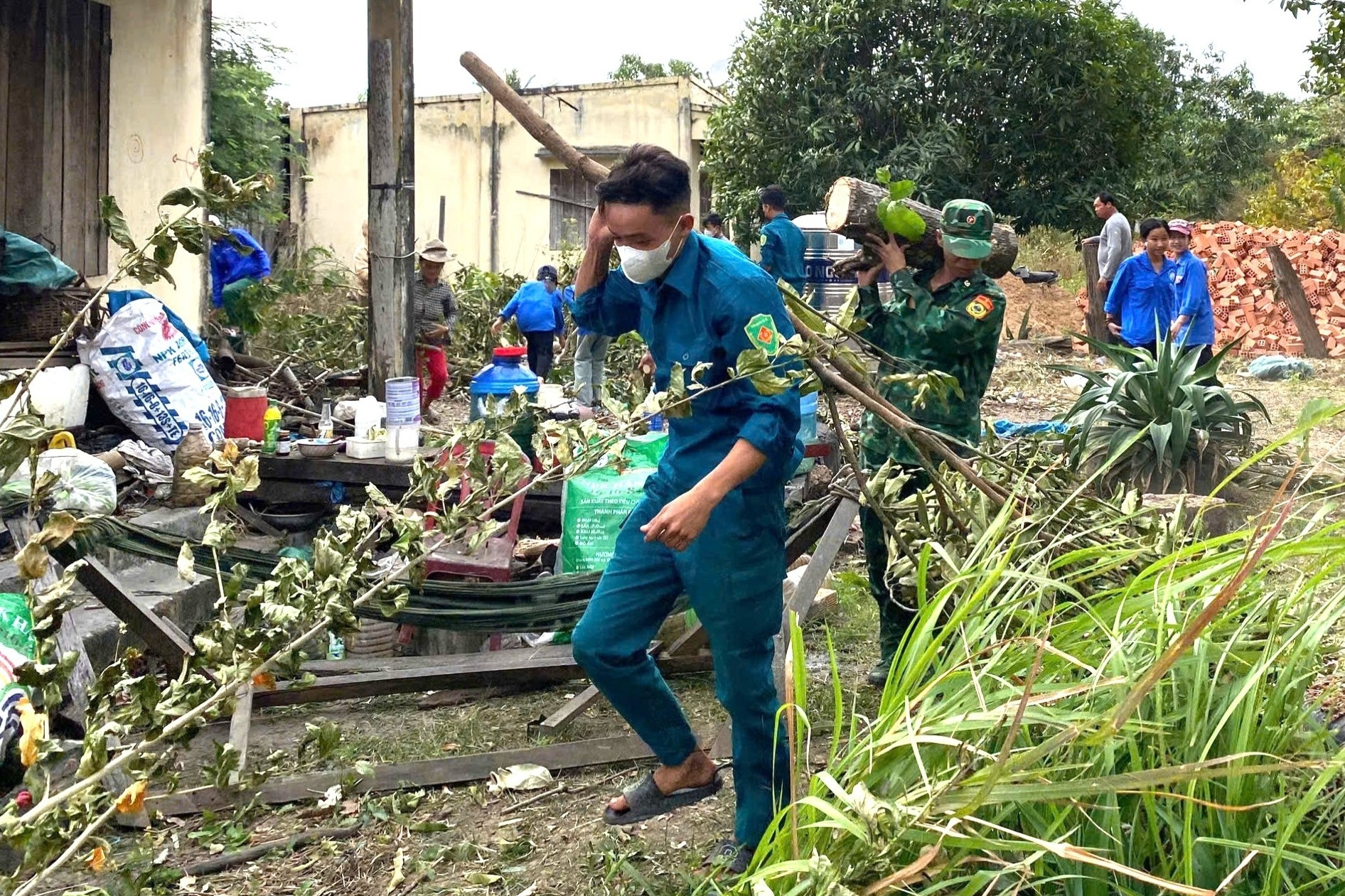 Huy động nhân lực tăng tốc xóa nhà tạm, nhà dột nát ở xã biên giới Ia R'vê