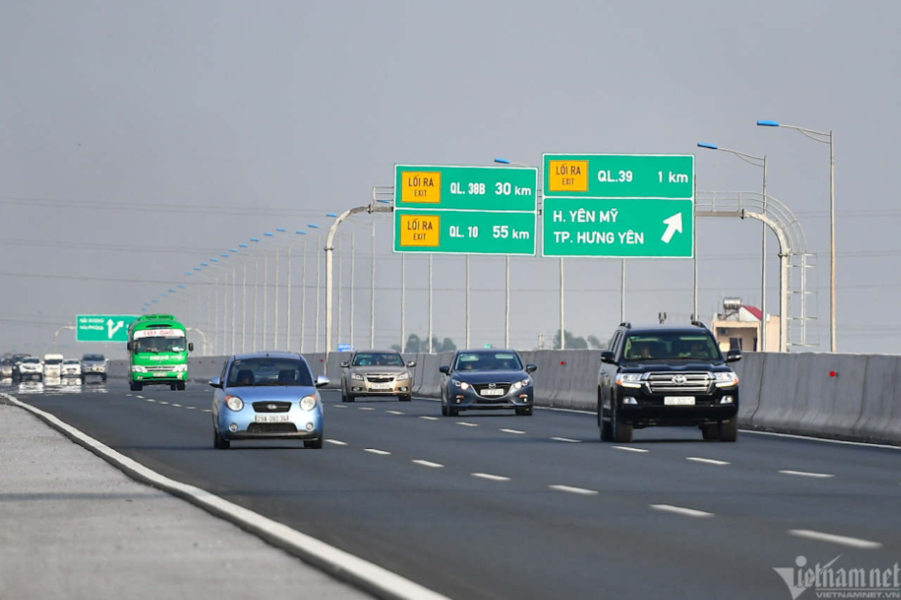 Khi nào chính thức cấm xe tải chạy vào làn sát dải phân cách 2 tuyến cao tốc?