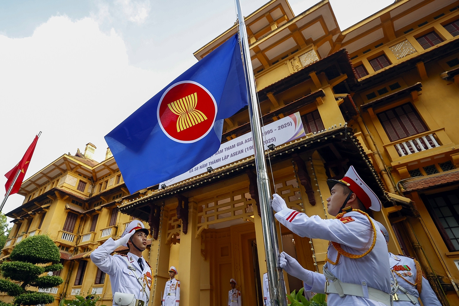 Lá cờ ASEAN tung bay tại trụ sở Bộ Ngoại giao trong ngày đặc biệt