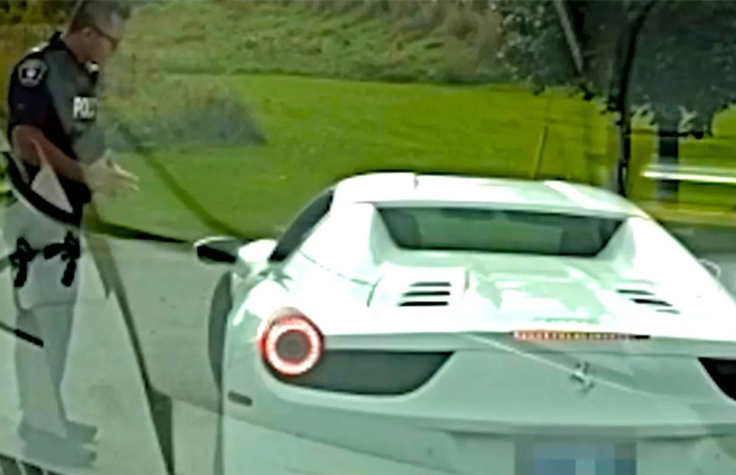 Lái siêu xe Ferrari gấp đôi tốc độ cho phép, thanh niên trẻ xin cảnh sát tha thứ