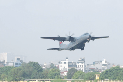 Siêu vận tải C-295 ‘khoác áo mới’, ghép biên đội 4 trên bầu trời Hà Nội