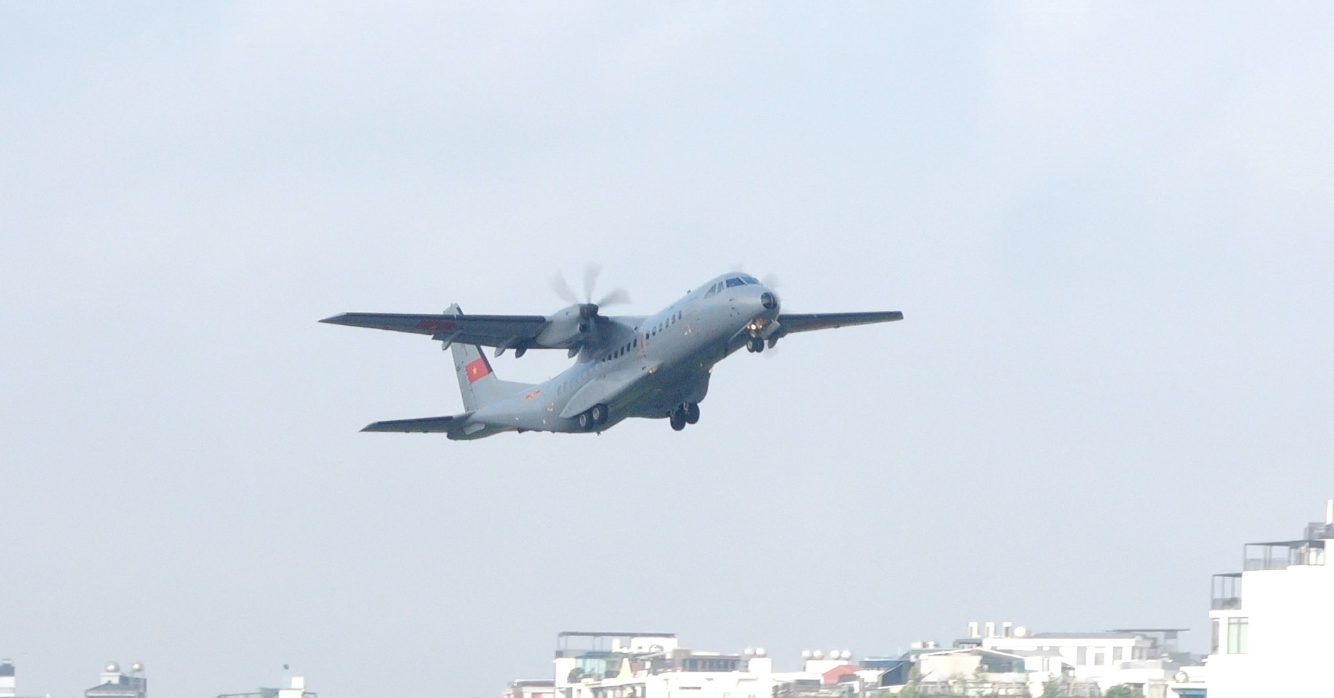 Siêu vận tải C-295 ‘khoác áo mới’, ghép biên đội 4 trên bầu trời Hà Nội