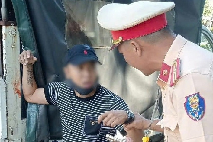 Nhanh trí cầu cứu CSGT, tài xế grab thoát hiểm trước vị khách 'ngáo đá'