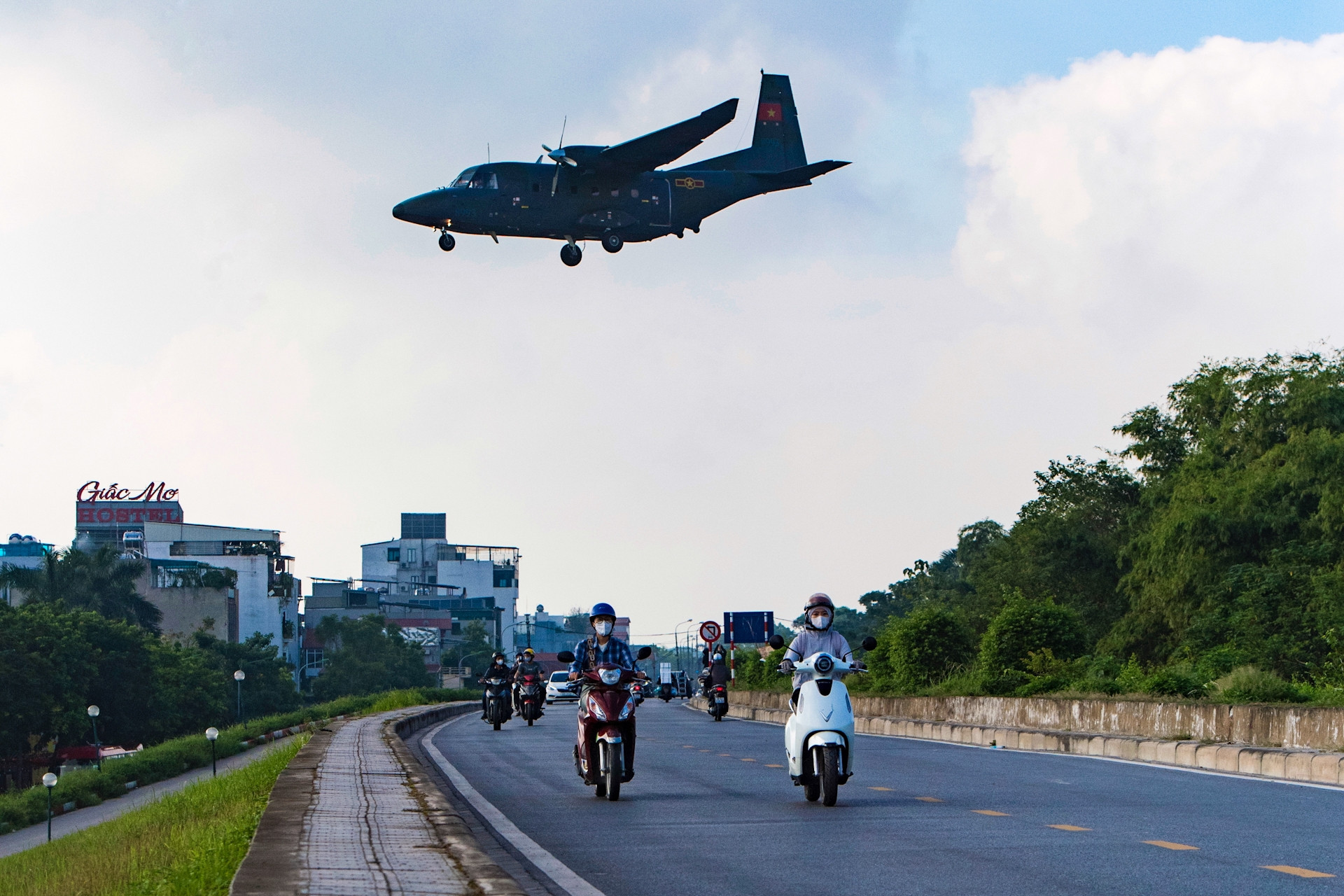 Phi đội máy bay vận tải Casa lượn quanh bầu trời Hà Nội