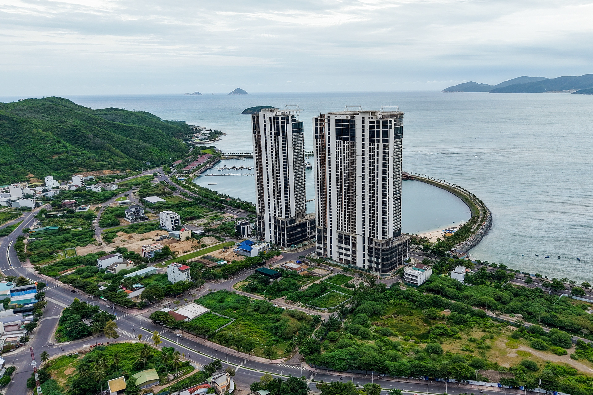 Siêu cao ốc nghìn tỷ ‘trơ xương’ bên bờ vịnh Nha Trang, ngân hàng ‘mắc kẹt’ vốn