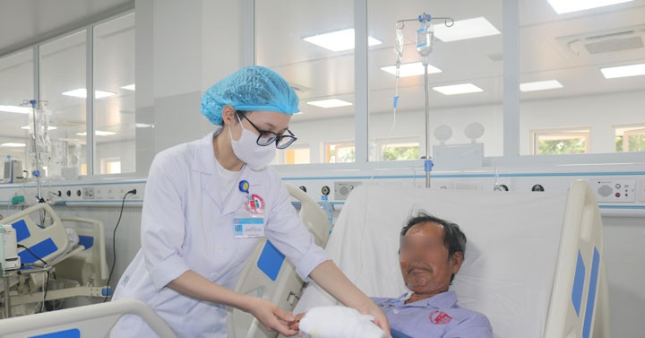 Suýt mất mạng vì vết xước nhỏ ở bàn tay