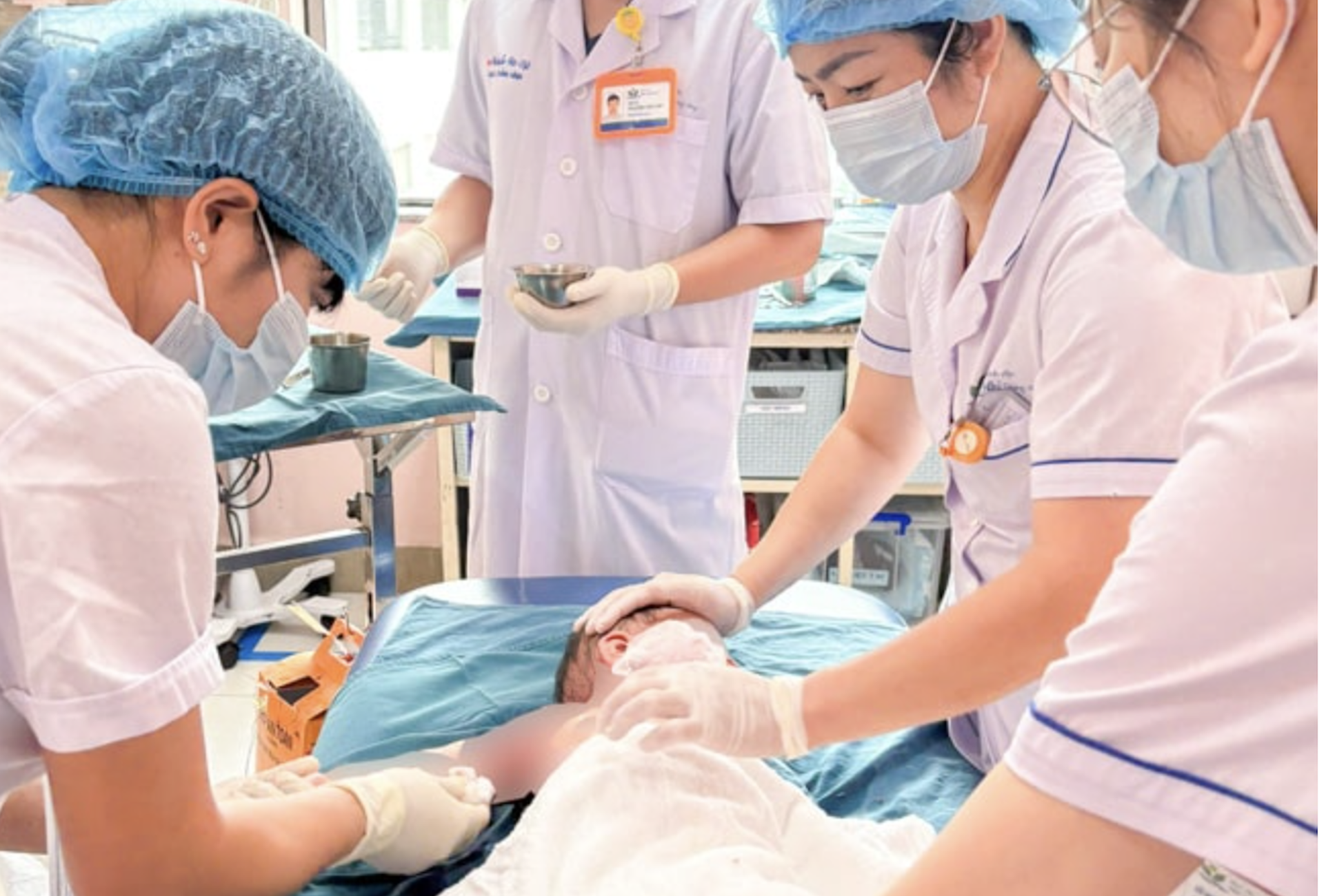 Tai nạn khi ăn lẩu khiến 3 trẻ cùng nhà ở Hà Nội phải vào viện cấp cứu