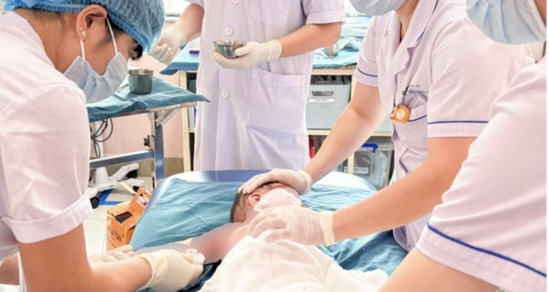 Tai nạn khi ăn lẩu khiến 3 trẻ cùng nhà ở Hà Nộ...
