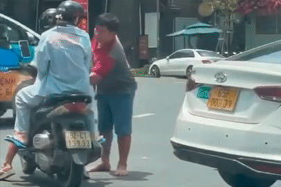 Tài xế ô tô giật chìa khoá xe máy của 2 cô gái rồi bỏ đi