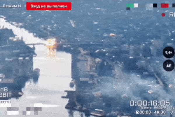 Video quân đội Nga dồn dập không kích cây cầu huyết mạch ở Kherson