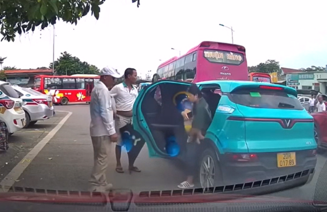 Vụ nhóm người chặn taxi, đuổi phụ nữ bế con khỏi xe: Giám đốc bến xe nói gì?