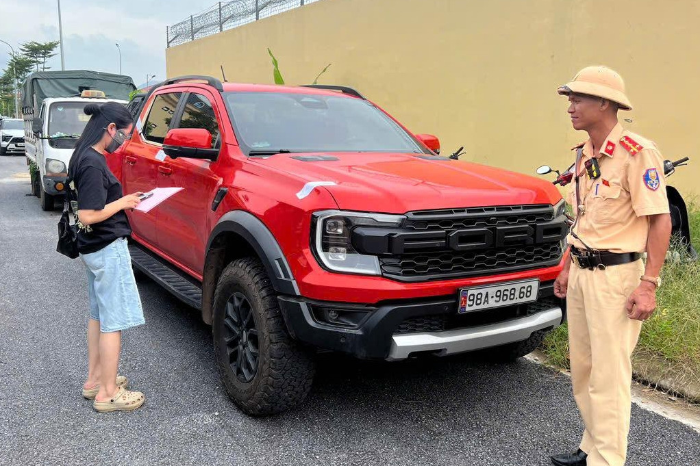 Xe bán tải biển 'siêu đẹp' vượt đèn đỏ, nữ tài xế ngỡ ngàng khi lộ một sự thật