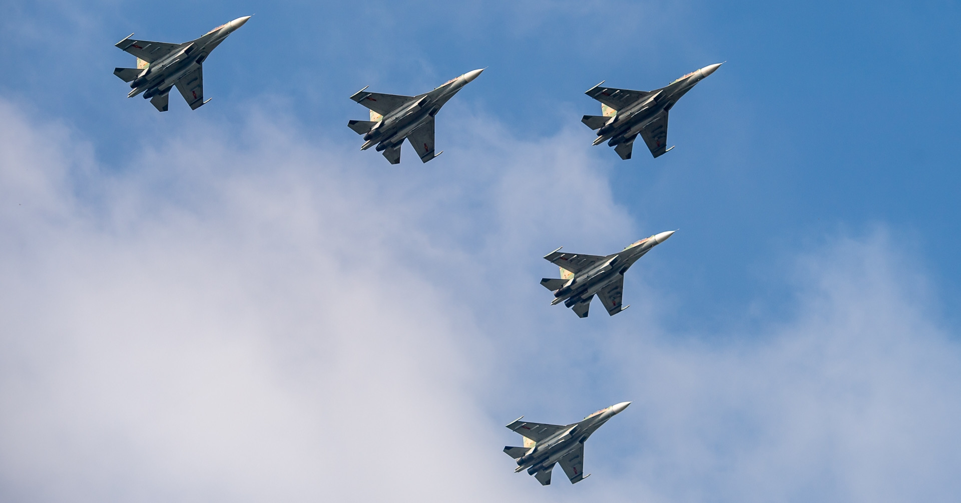 Biên đội Su-30MK2 phô diễn tuyệt kỹ ‘khoan trên lên gấp’, sẵn sàng bay mừng 2/9