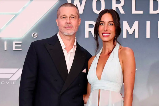 Bạn gái kém 27 tuổi túc trực bên Brad Pitt trong lúc tài tử đau buồn nhất
