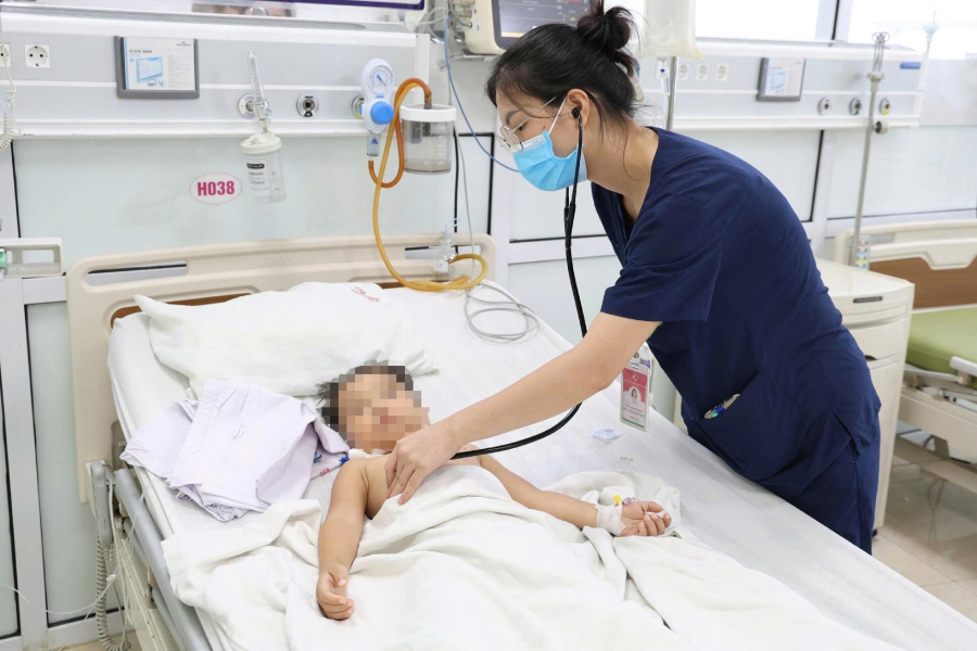 Bé 4 tuổi đuối nước ở bể bơi, người thân hoảng loạn sơ cứu sai cách