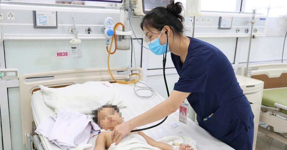 Bé 4 tuổi đuối nước ở bể bơi, người thân hoảng loạn sơ cứu sai cách