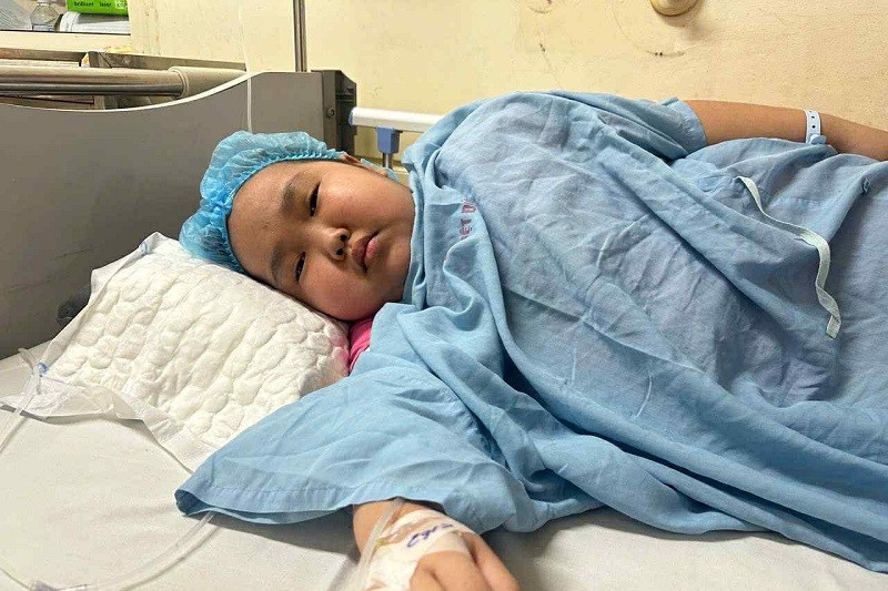 Bé gái 10 tuổi 4 lần mổ não, mẹ nghèo bất lực vì hết tiền chữa bệnh cứu con