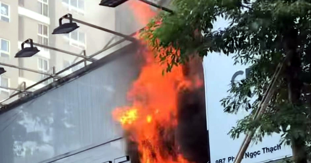 Cháy ki-ốt trước chung cư ở Hà Nội, cư dân hoảng loạn tháo chạy